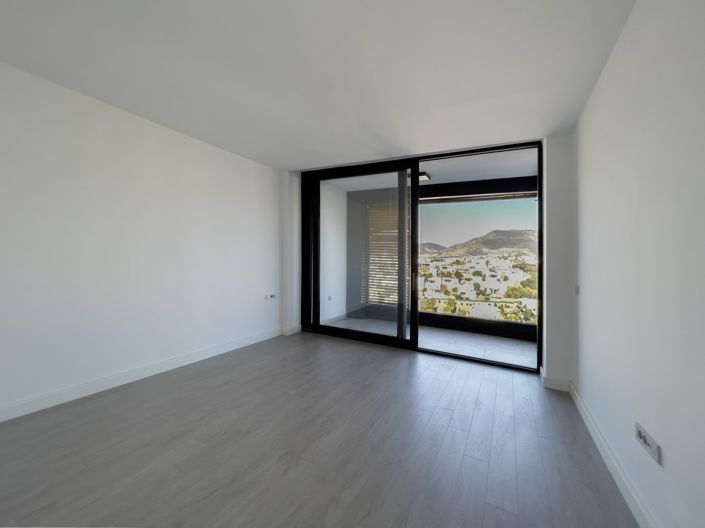 Image No.24-4 Bed Apartment for sale