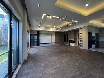 Interior 5