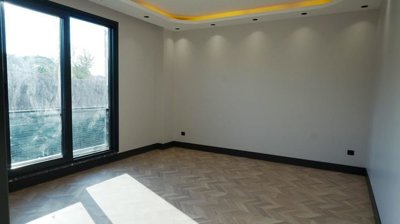Interior 8