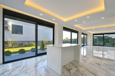Interior 4