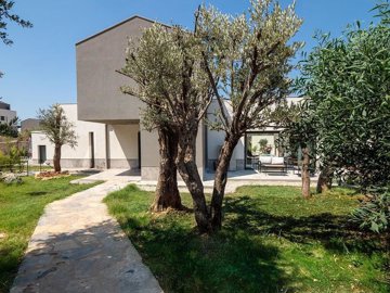 Exterior 8