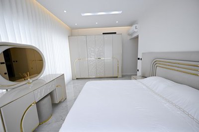 Interior 8