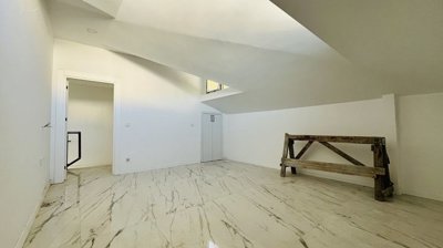 Interior 6