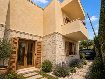 Exterior 9