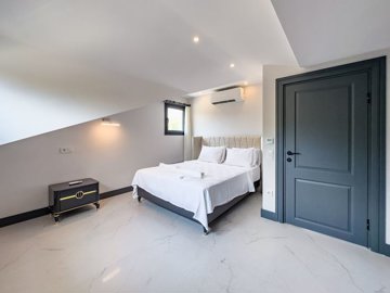 Interior 12