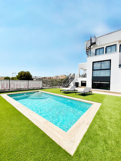Image No.1-4 Bed House/Villa for sale