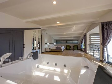 Interior 8
