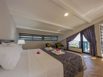 Interior 5