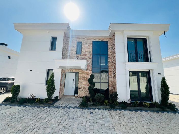 Image No.2-Maison / Villa de 7 chambres à vendre à Tuzla