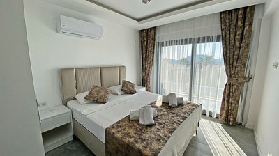 Interior 8