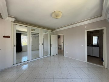 Interior 8