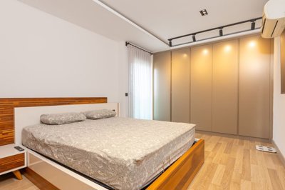Interior 8