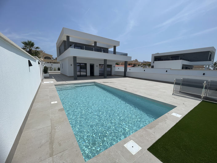Image No.1-4 Bed House/Villa for sale