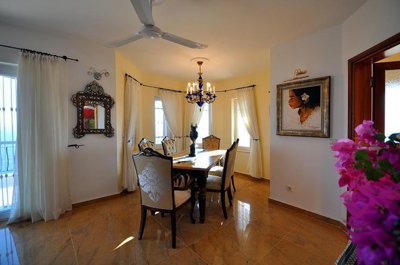 Interior 8