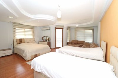 Interior 4