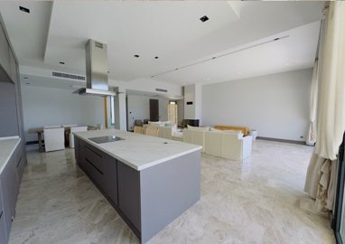 Interior 5