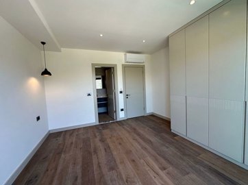 Interior 5