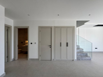 Interior 8