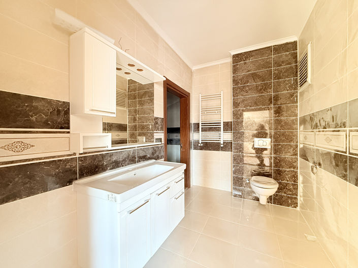 Image No.24-5 Bed Apartment for sale