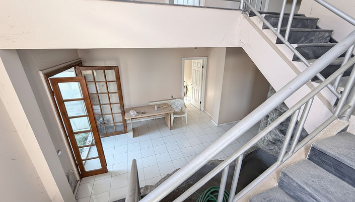 Image No.23-15 Bed Commercial for sale