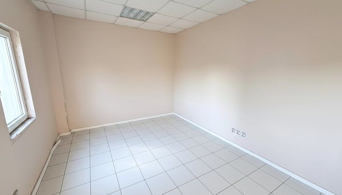 Image No.39-15 Bed Commercial for sale