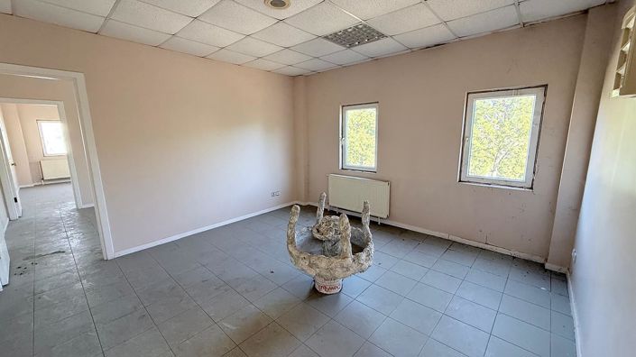 Image No.45-15 Bed Commercial for sale