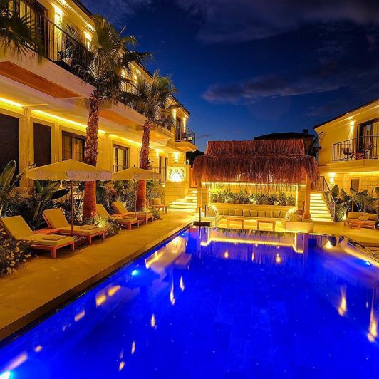 Image No.2-Commercial de 30 chambres à vendre à Alacati