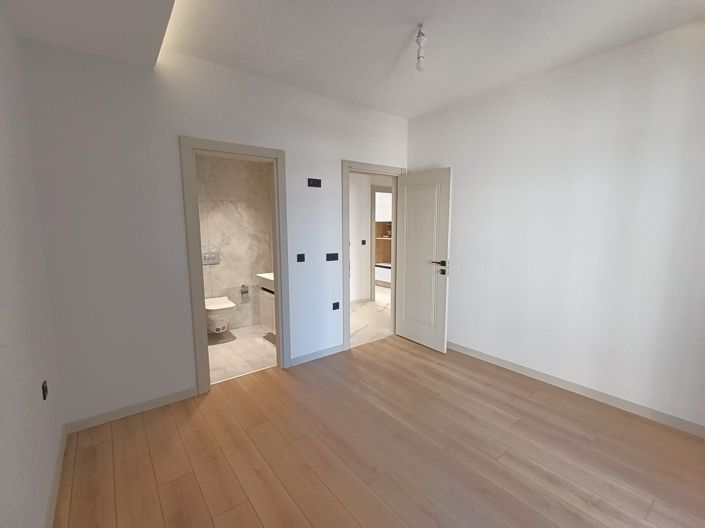Image No.12-4 Bed Apartment for sale