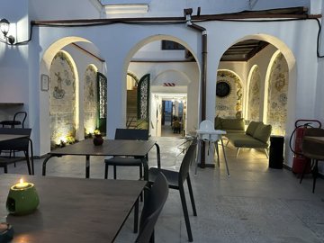 Interior 8