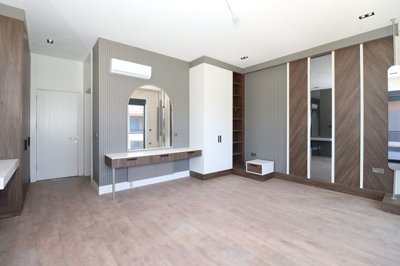 Interior 5