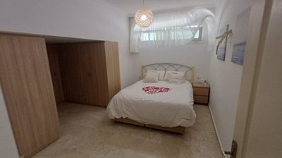 Interior 8