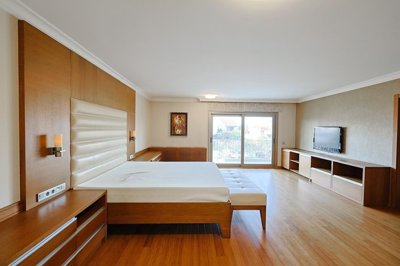 Interior 6