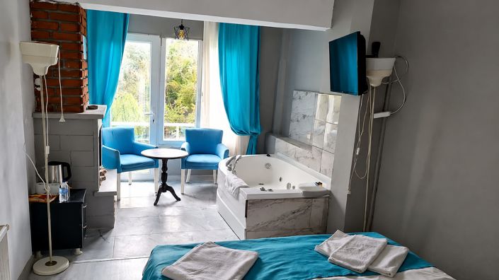 Image No.8-13 Bed Commercial for sale