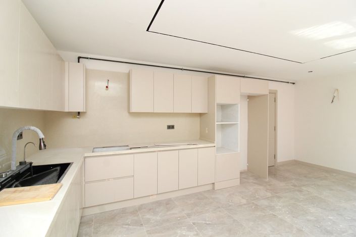 Image No.21-5 Bed Apartment for sale