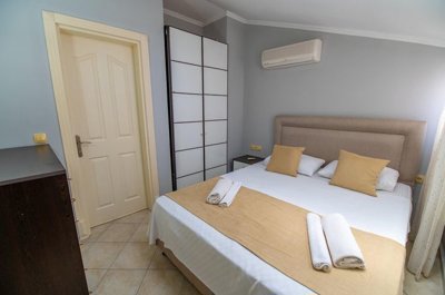 Interior 8