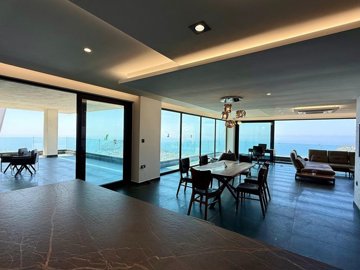 Interior 8