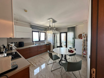 Interior 7
