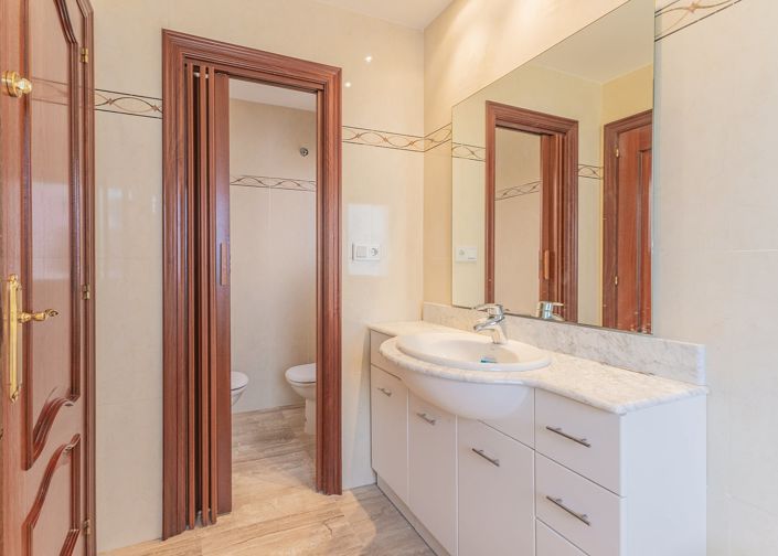 Image No.20-8 Bed House/Villa for sale