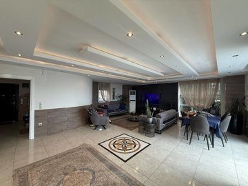 Interior 4