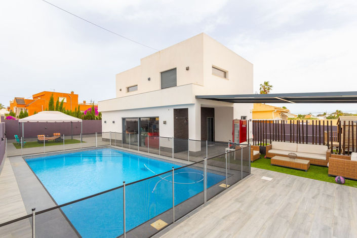 Image No.1-Villa de 4 chambres à vendre à Torrevieja
