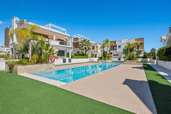 Image No.1-4 Bed Villa for sale