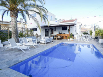 65340ciudadquesadamodernvillapoolsummerkitche