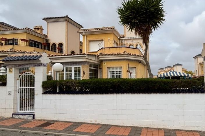 Image No.1-3 Bed Villa for sale