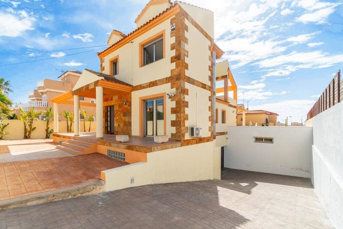 Image No.1-Villa de 6 chambres à vendre à Torrevieja