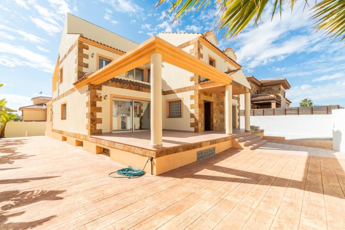 Image No.1-6 Bed Villa for sale