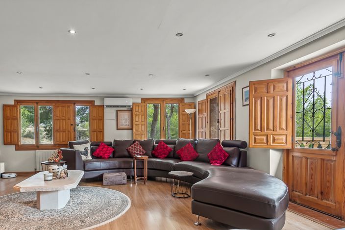 Image No.11-4 Bed Country House for sale