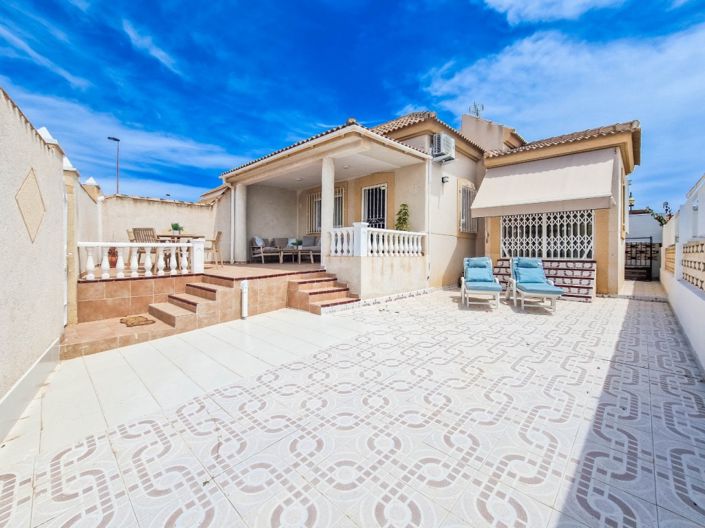 Image No.1-Villa de 2 chambres à vendre à Torrevieja