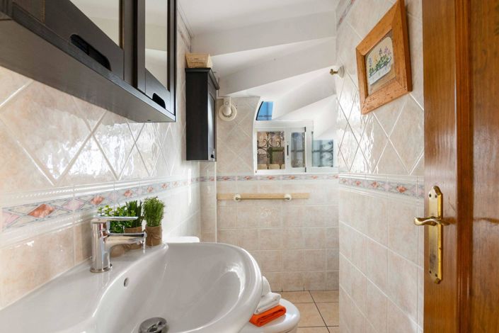 Image No.11-5 Bed House for sale