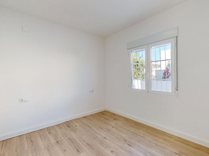 Image No.26-2 Bed Townhouse for sale