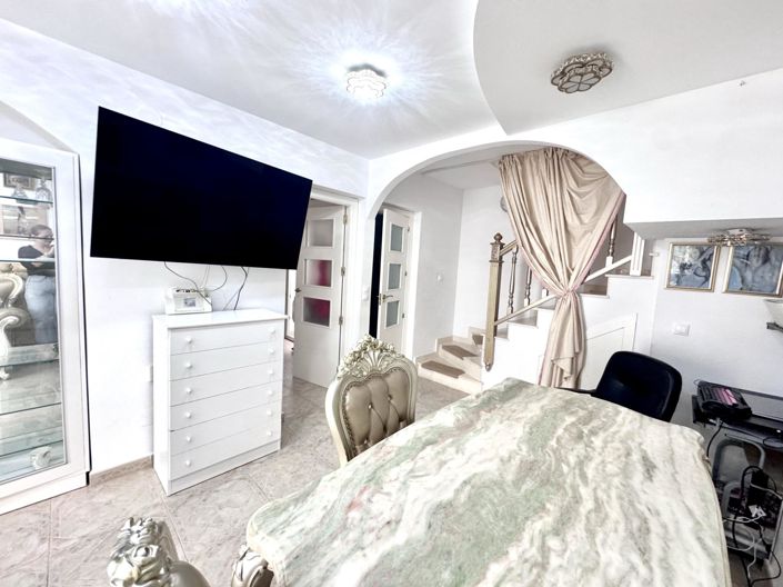 Image No.12-5 Bed Townhouse for sale